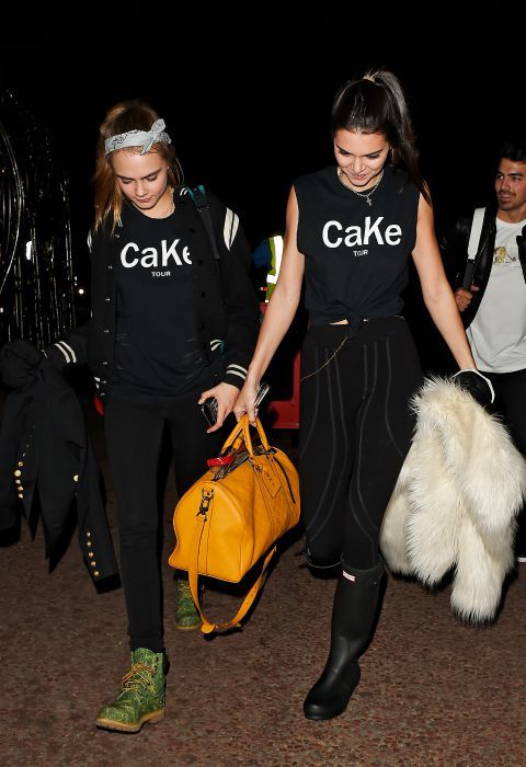 Más juegos de palabras: el formado por las iniciales de Cara Delevigne y Kendall Jenner, CaKe, que también ha merecido su homenaje fashion en forma de camiseta.
