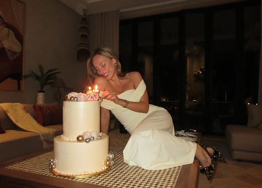 Ester Expósito celebrando su 25 cumpleaños con vestido de Casoná