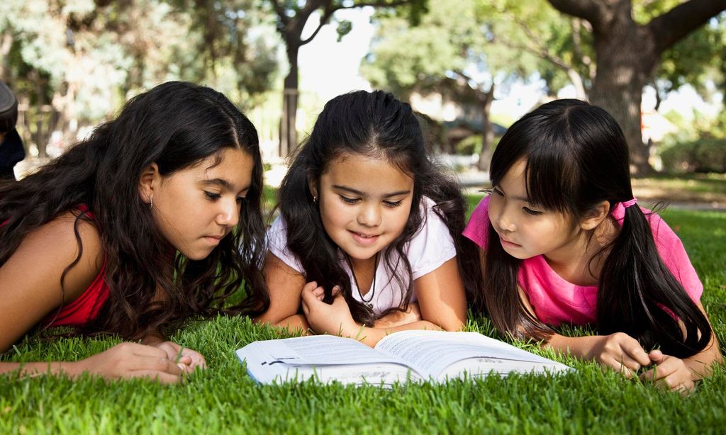 Niñas leen un libro