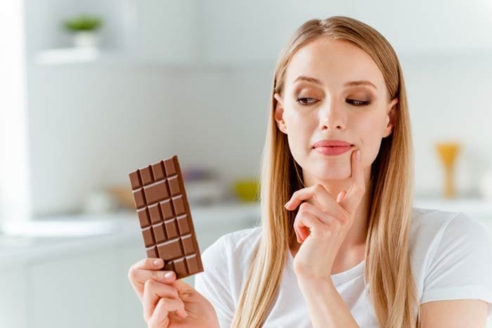 mujer comiendo chocolate