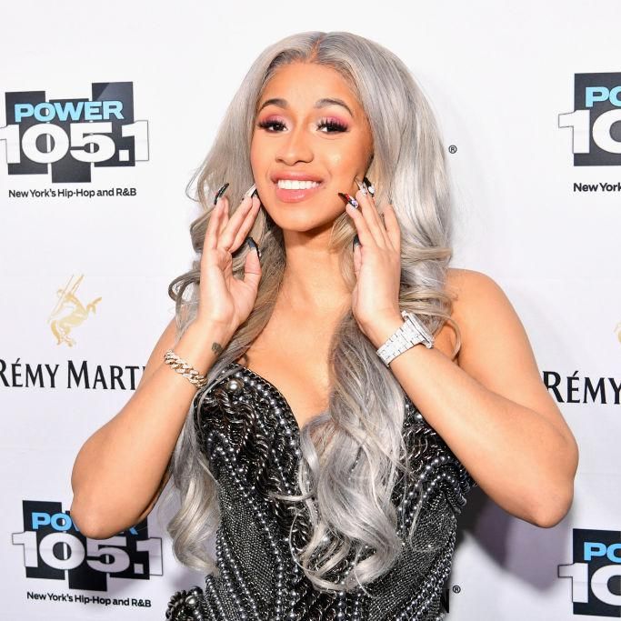 cardi b usando una peluca de ondas plateada