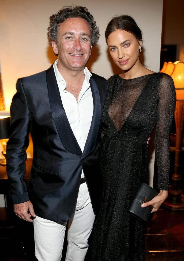 Irina Shayk, junto con Alejandro Agag, marido de Ana Aznar (hija del ex presidente del Gobierno José María Aznar), presumió de figura con un vestido negro largo con transparencias
