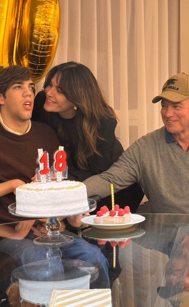 Fabiola Martínez y Bertín Osborne celebrando la mayoría de edad de su hijo Kkike