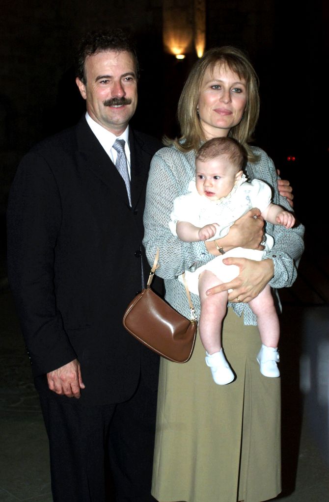Manuel Campo Vidal y María Rey, con su hija siendo esta todavía un bebé, en 2001