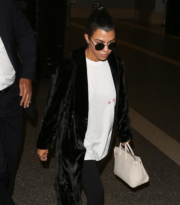 Kourtney también ha regresado a Nueva York tras lo ocurrido en la capital francesa. Ella estaba con su hermana Kendall en un club nocturno mientras atracaban a su hermana Kim
