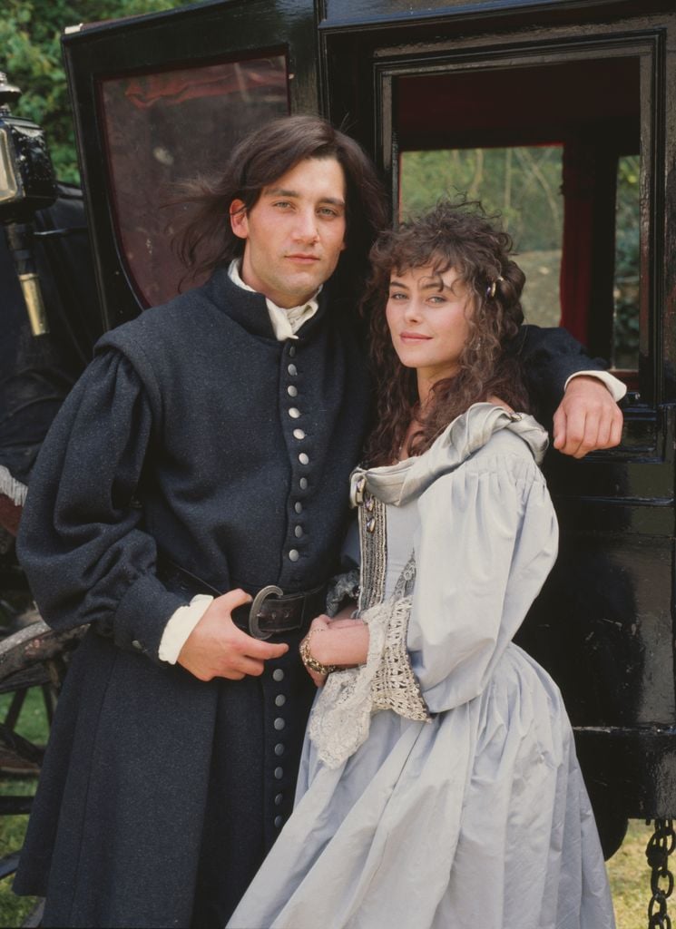 Los actores ingleses Polly Walker como "Lorna Doone" y Clive Owen como "John Ridd" en el telefilme "Lorna Doone", Reino Unido, 1990. (Foto de Tim Roney/Getty Images)