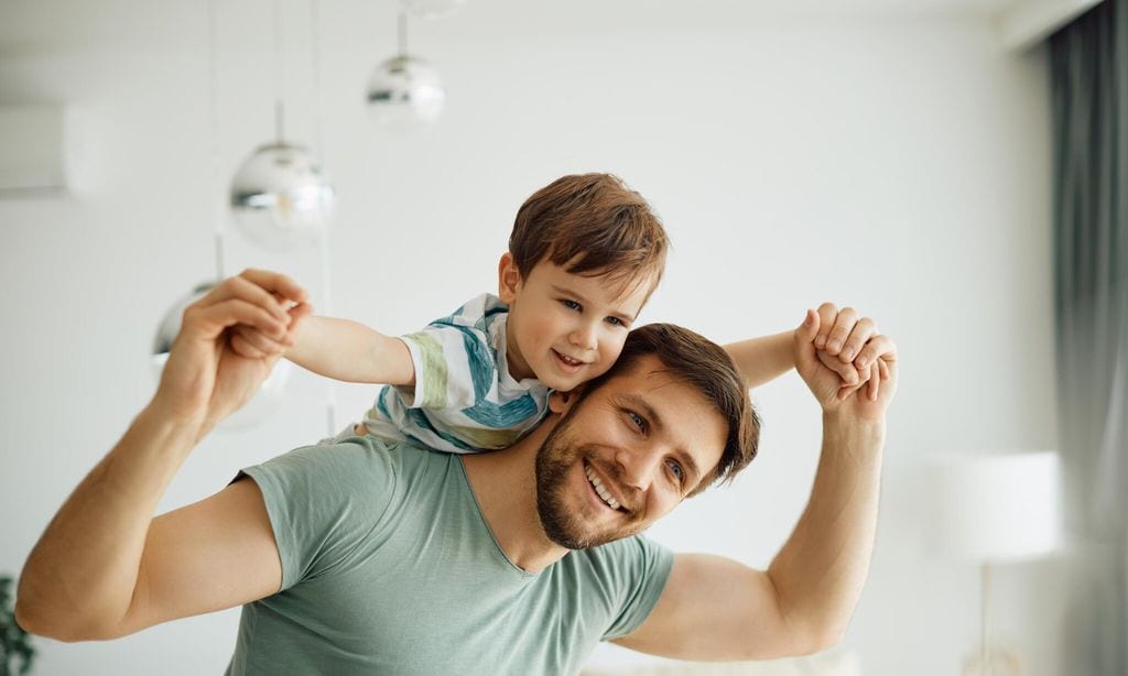 padre con su hijo a hombros felices