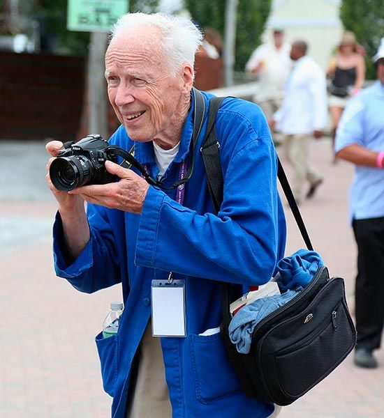 Bill Cunningham, con su inconfundible cámara por las calles de Nueva York.
