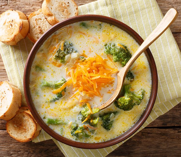 Sopa de brócoli con queso 'cheddar'
