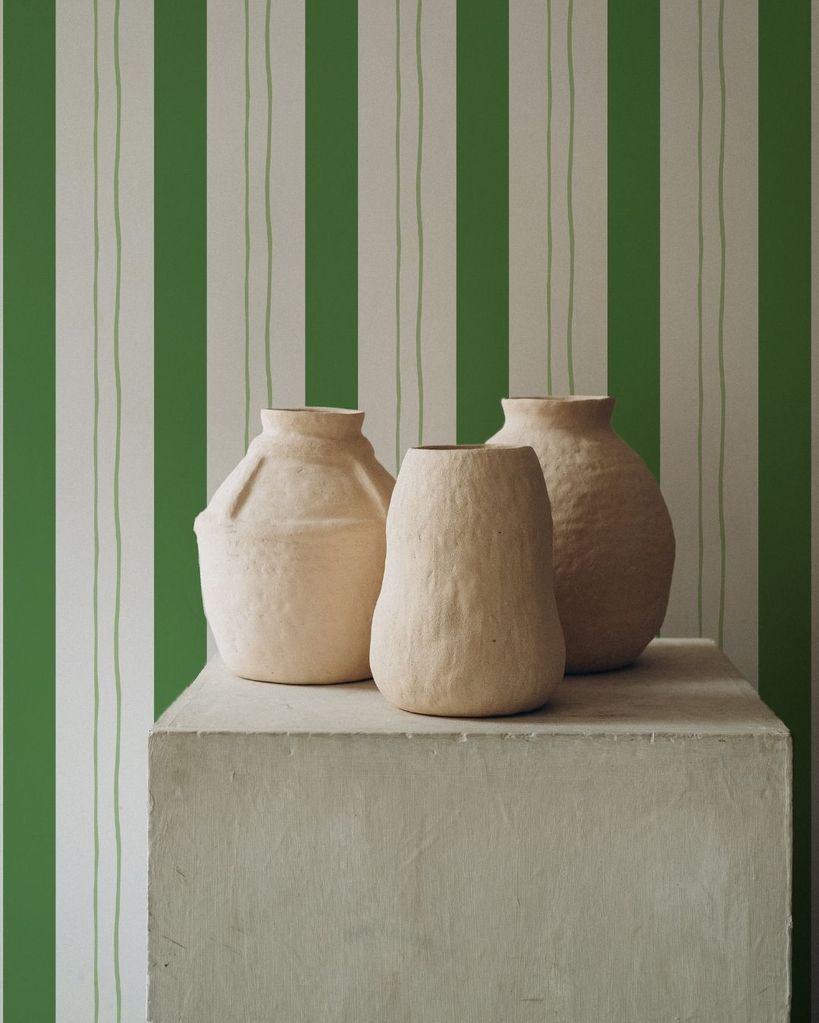 Vasijas de barro con pared de rayas