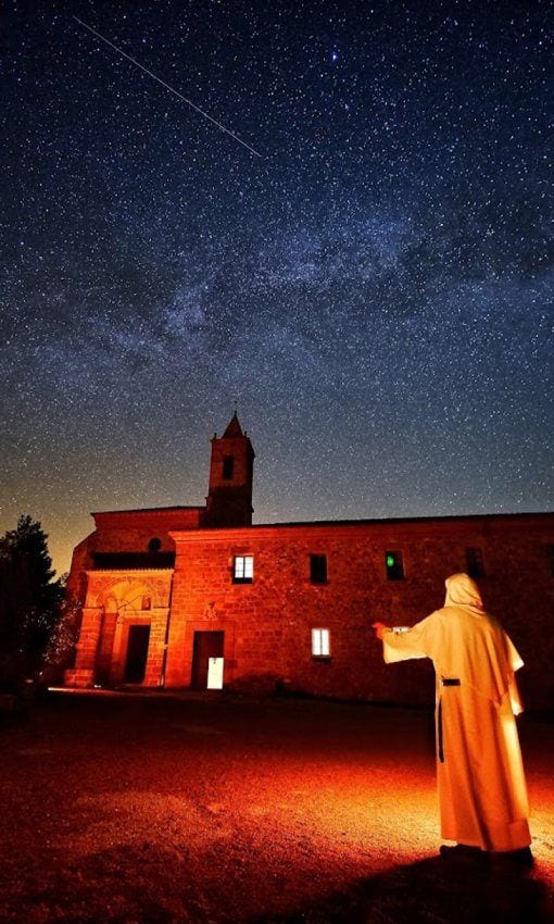 El fraile mercedario Fernando Ruiz enseñando las estrellas en el monasterio de El Olivar.