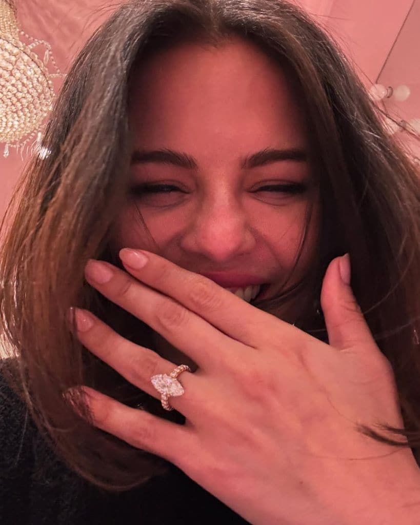 Selena Gomez mostró su espectacular anillo de compromiso