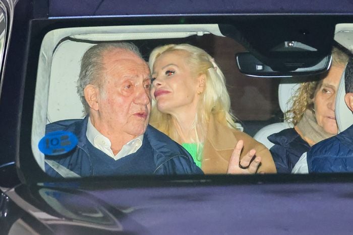 El rey Juan Carlos y la infanta Elena, con Pedro Campos y su mujer