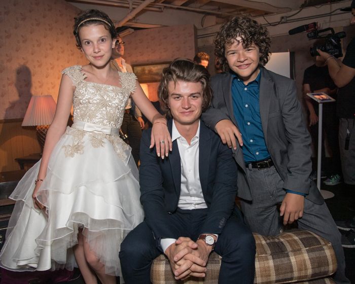 De izquierda a derecha, Millie Bobby Brown, Joe Keery y Gaten Matarazzo