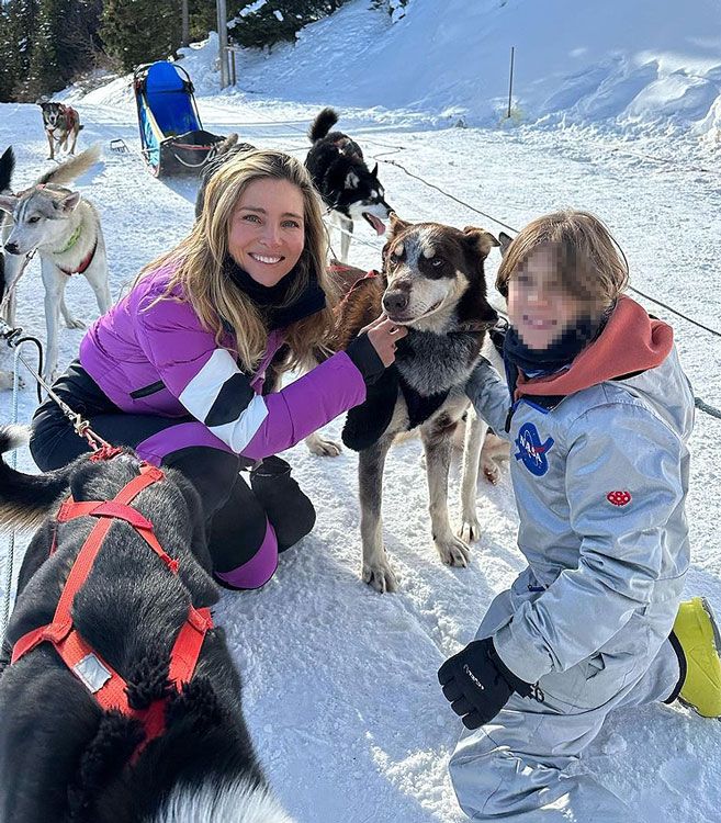 Elsa Pataky con un perro 