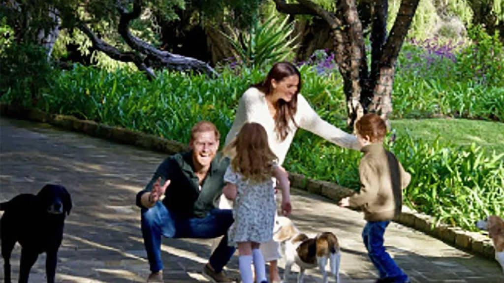 Harry y Meghan con sus hijos, Archie, de cinco años, y Lilibey, de tres.