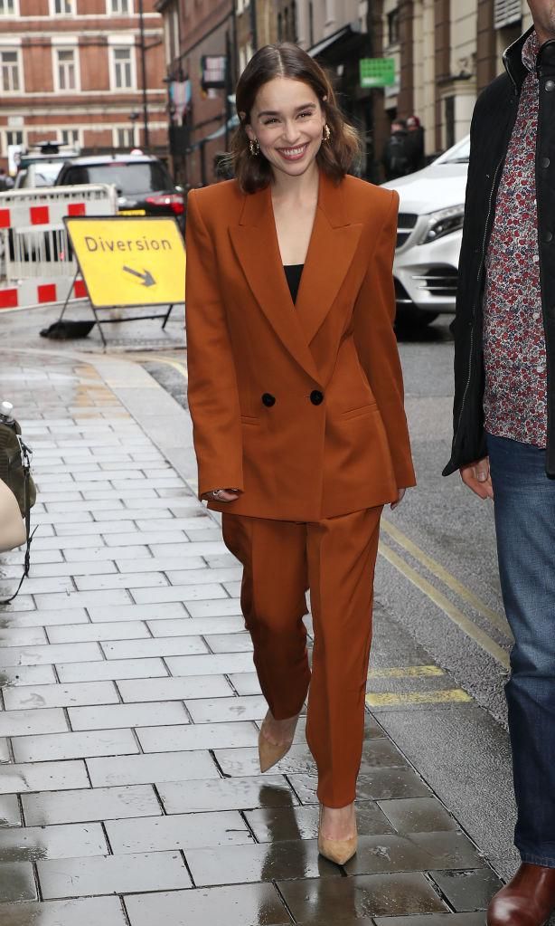 Emilia Clark usando un suit marrón de Petar Petrov