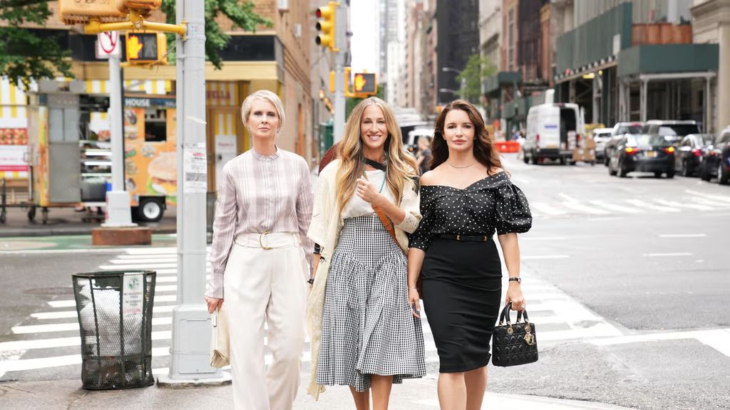  And Just Like That... vuelve a Max para continuar las historias de Carrie (Sarah Jessica Parker), Miranda (Cynthia Nixon) y Charlotte (Kristin Davis), mientras navegan por la vida en sus 50s en Nueva York