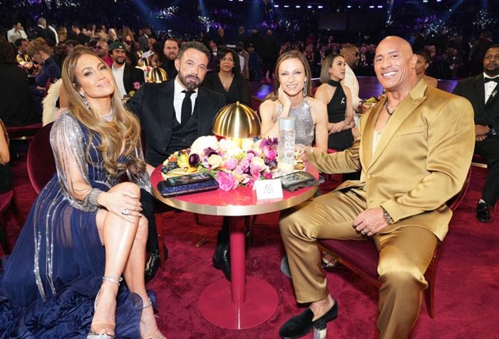 Ben Affleck y Jennifer Lopez junto al actor Dwayne Johnson y su mujer 