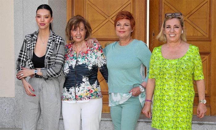 María Teresa Campos con sus hijas y su nieta