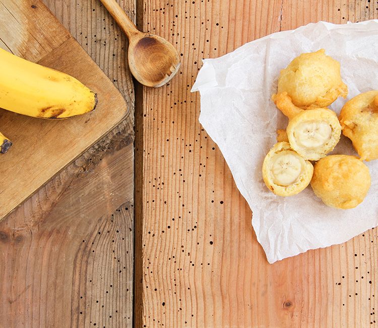 Trozos de plátano rebozado y frito