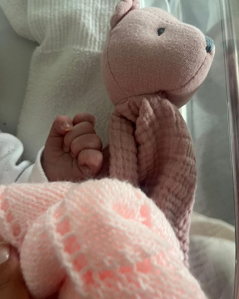 Alba Silva y Sergio Rico presentan a su hija