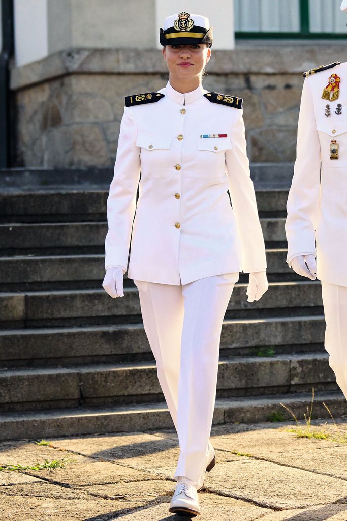 La princesa de Asturias se incorporó al tercer curso como guardiamarina de primero. En la imagen, impecable de blanco, estrenando el uniforme de diario de la Armada modalidad B, de especial relevancia