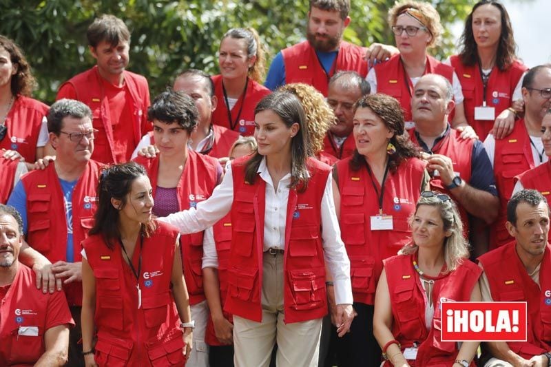 La reina Letizia con un grupo de cooperantes españoles