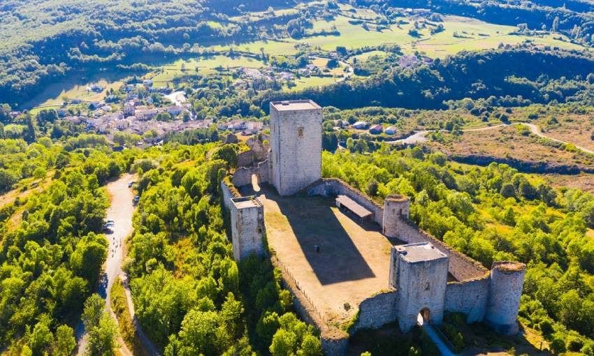 Vista aérea del histórico castillo medieval de Puivert en el departamento de Aude, sur de Francia