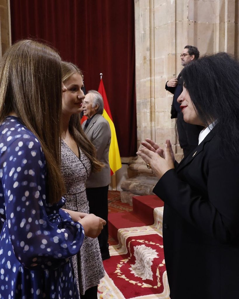 La princesa Leonor y la infanta Sofía con la ilustradora y directora iraní Marjane Satrapi