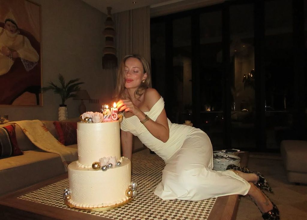 Ester Expósito celebrando su 25 cumpleaños con vestido de Casoná