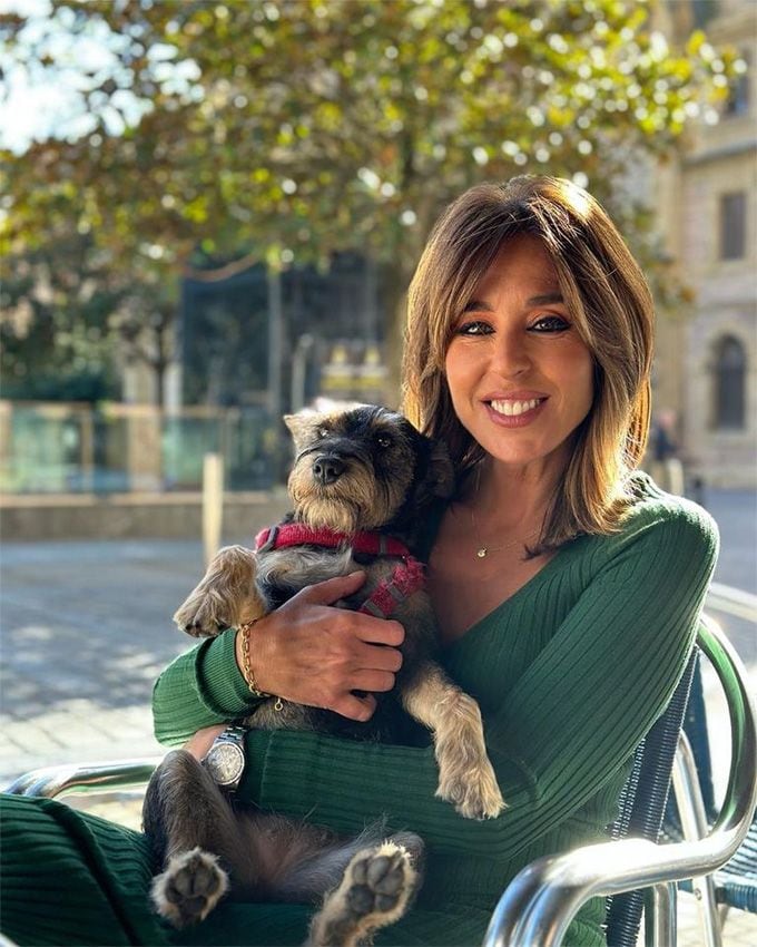 Ana Terradillos con su perrita Trufa