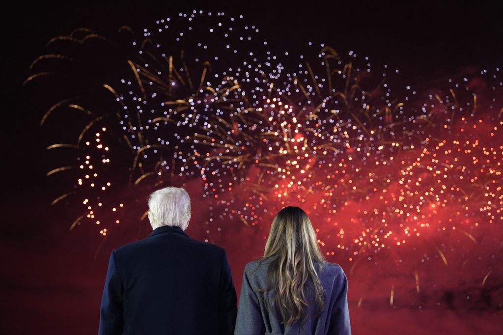 Imangel de Donald y Melania Trump viendo los fuegos artificiales