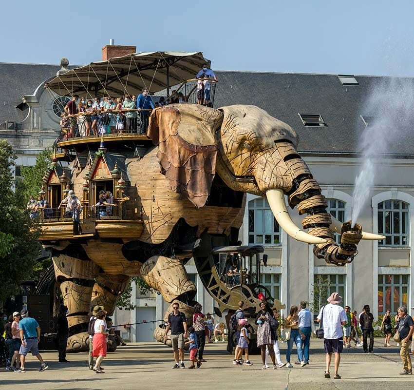 Elefante gigante en la Isla de las Máquinas de Nantes, Francia