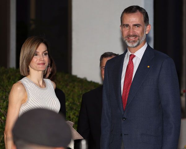 Los Reyes posaron sonrientes ante los numerosos medios gráficos que asistieron a su llegada
