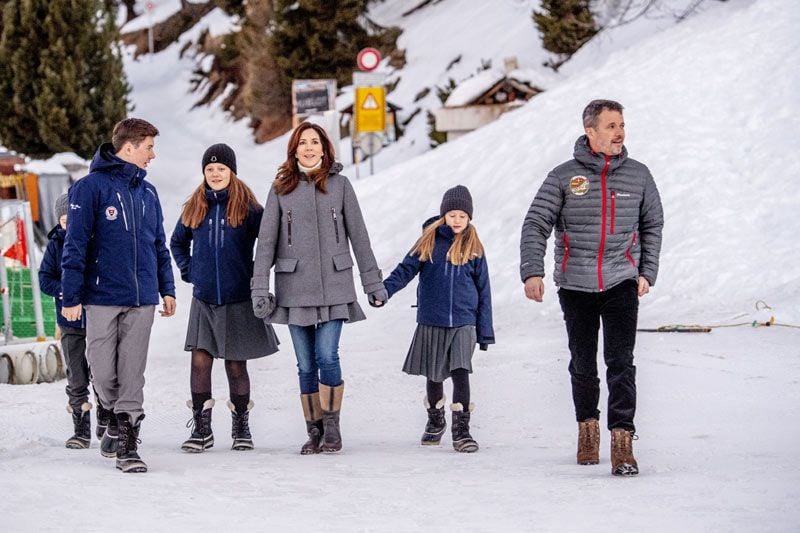 Federico y Mary de Dinamarca con sus hijos