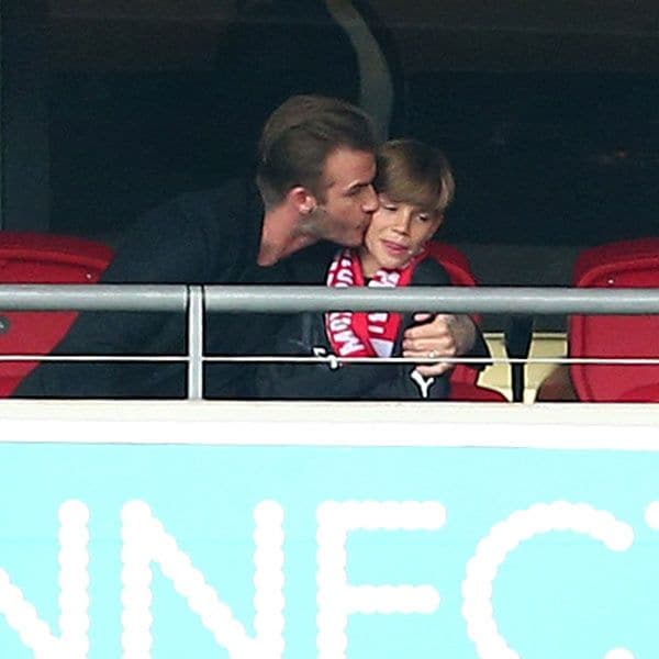 David Beckham demostró ser un padre cariñoso dando un beso a su hijo Romeo
