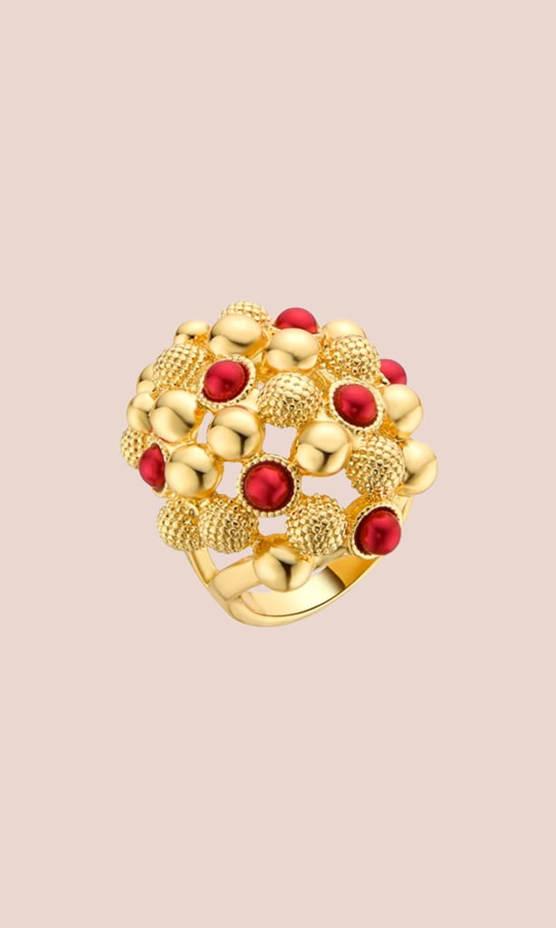 Anillo de oro amarillo y piedra coral (23,90 euros)