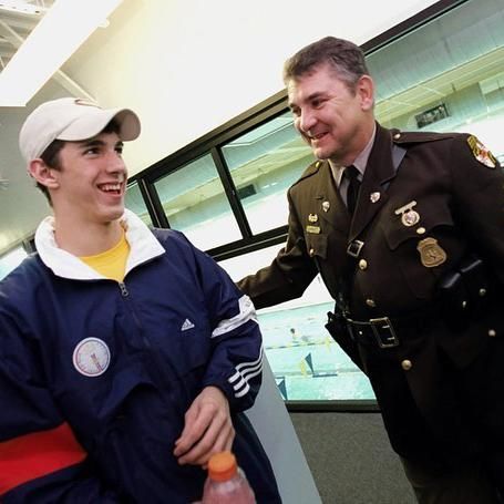 El campeón olímpico Michael Phelps junto a su padre