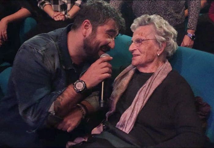 El precioso gesto de Antonio Orzco con una fan... ¡de 97 años!