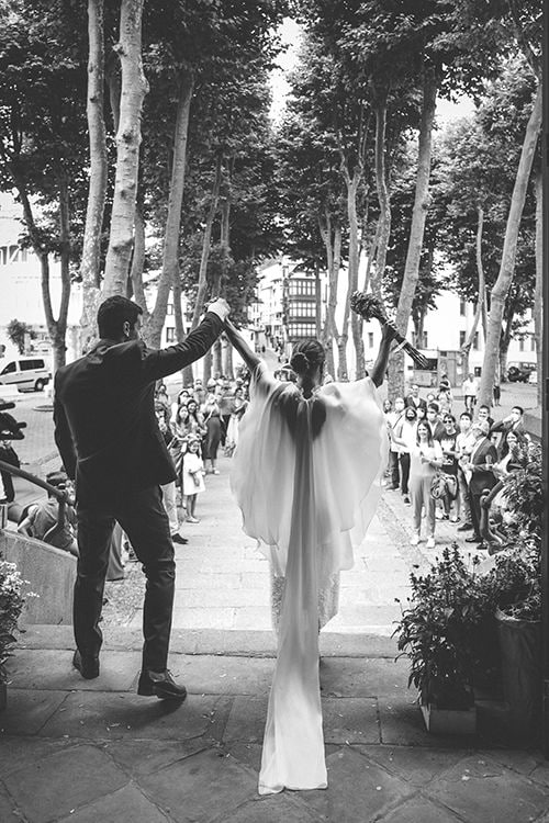 Vestido de novia con capa para boda religiosa