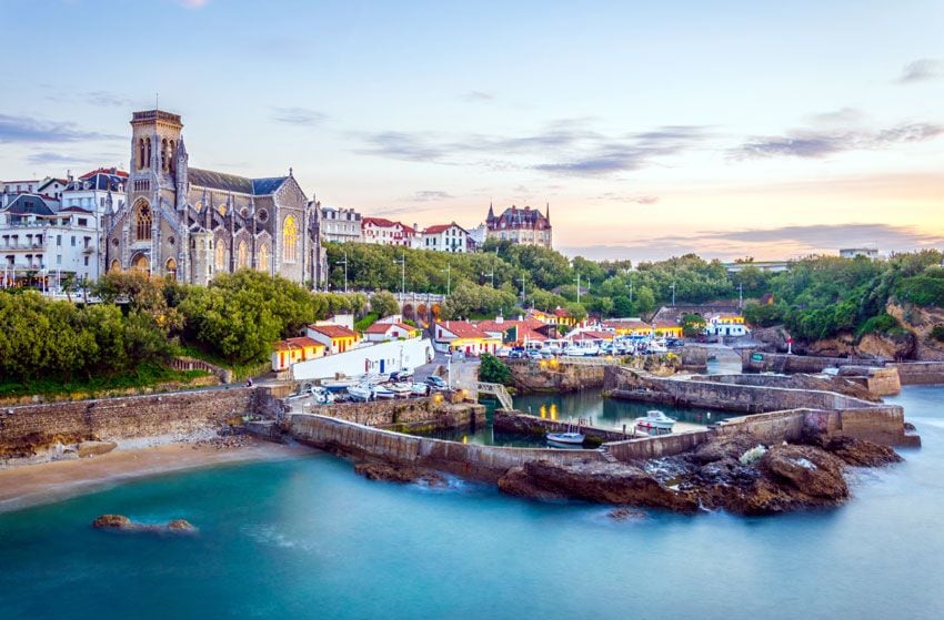 Atardecer en la iglesia de Sainte Eugenie en Biarritz, Francia