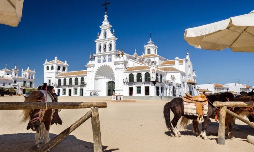 caballos frente a la iglesia de el rocio en huelva