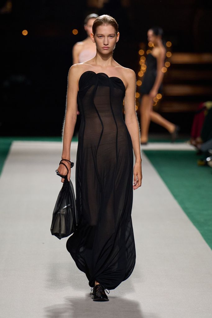 Paris Fashion Week: Victoria Beckham Primavera/Verano 2025