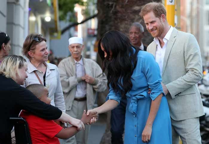 Los duques de Sussex culminan su primer día con dulces típicos y un baño de multitudes