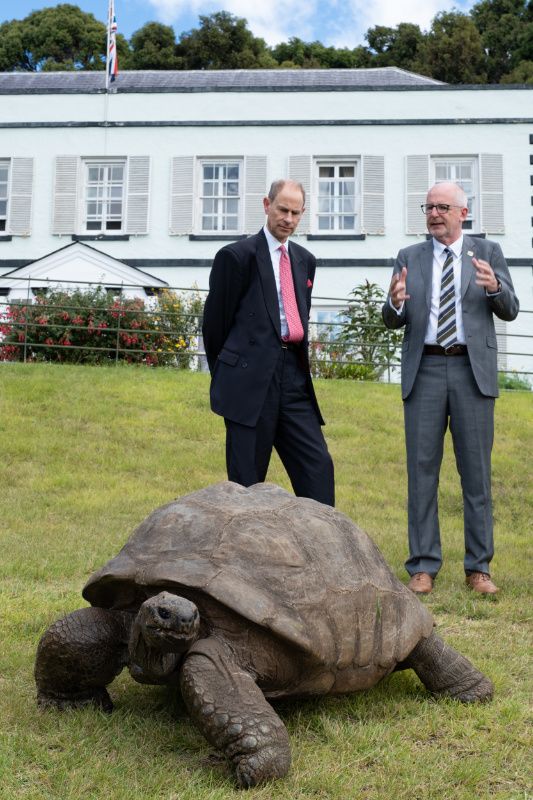 El príncipe Eduardo con la tortuga Jonathan