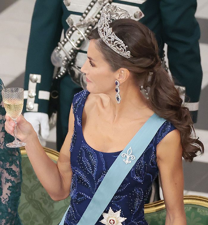 La reina Letizia luce tiara con coleta por primera vez