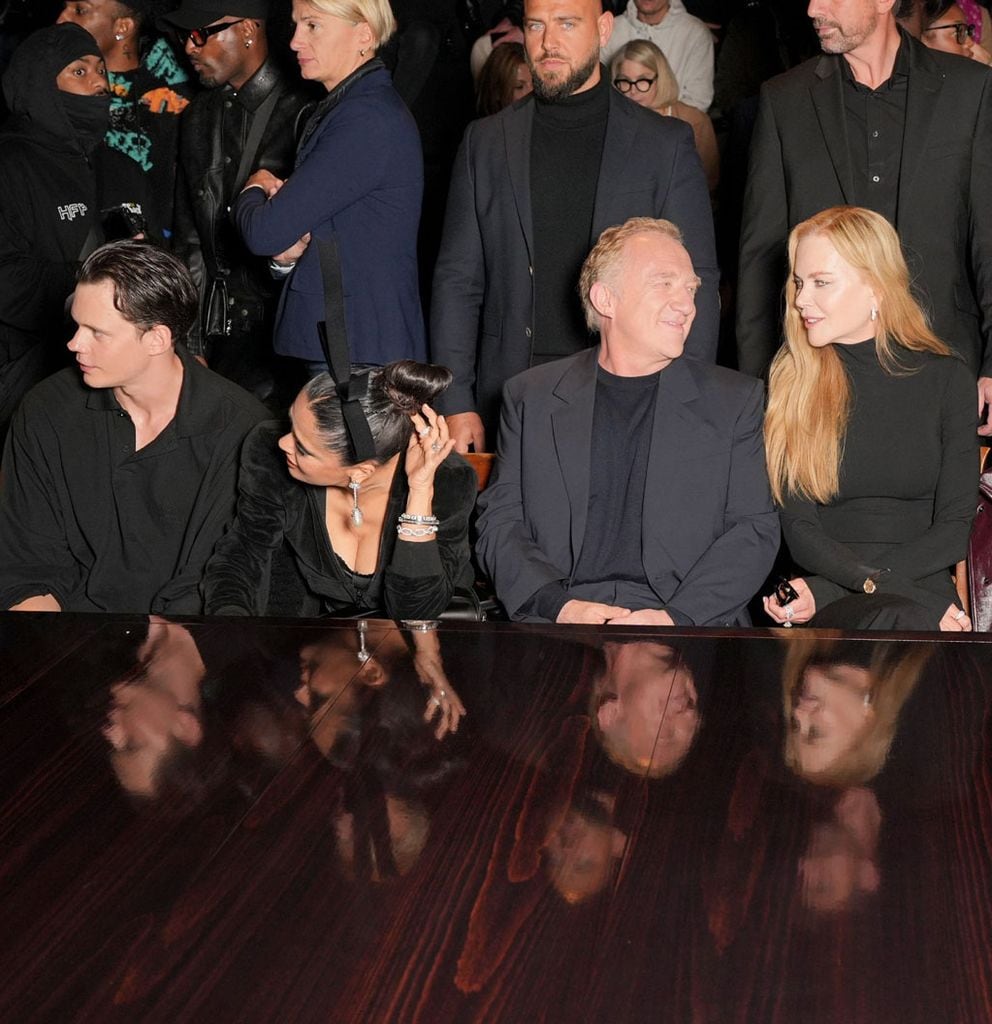 En la imagen, el actor sueco, Bill Skarsgård, Salma Hayek, su esposo, François-Henri Pinault y Nicole Kidman en la primera fila del desfile de Balenciaga primavera 2025