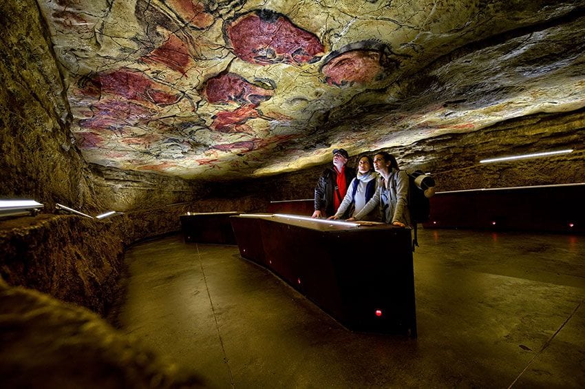 Contemplando pinturas rupestres en la neocueva de Altamira, Cantabria