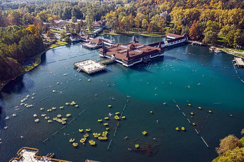 Hévíz, la ciudad de aguas termales junto al lago Balaton, Hungría